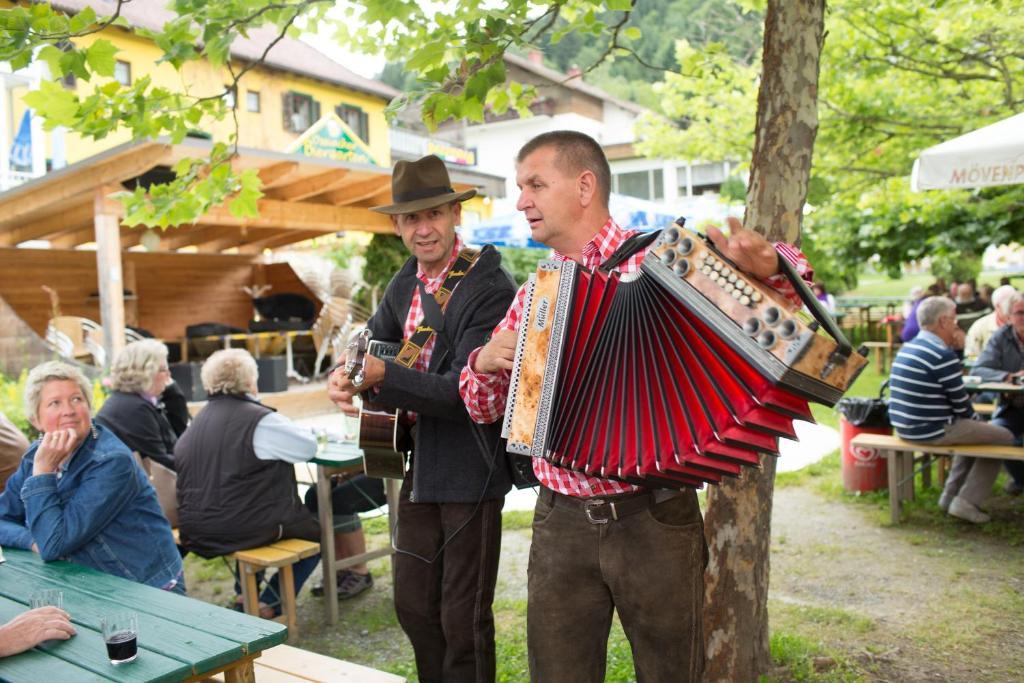 Gaestehaus Krappinger/Pizzeria Mamma Mia Ossiach Extérieur photo